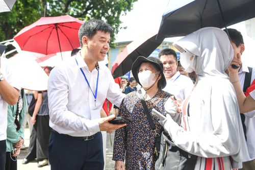 Thời tiết nắng gắt, người dân được hỗ trợ chu đáo tại trải nghiệm 'xuyên không'