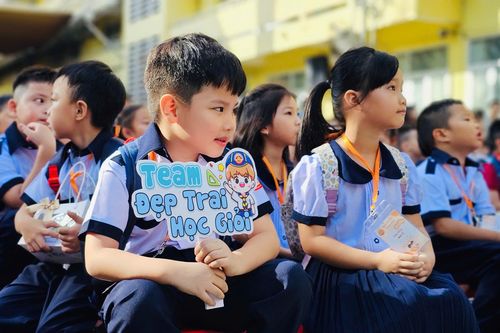 Học sinh lớp 1 tại TP.HCM tựu trường