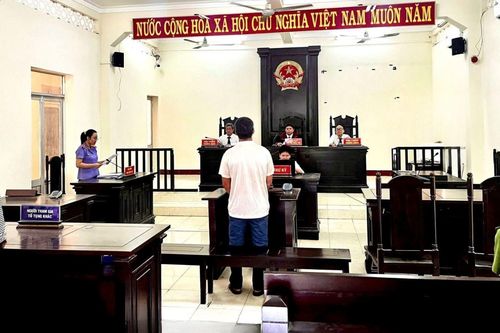 Tài xế đi bán tải trên bãi biển đông người bị xử phạt 6 tháng tù