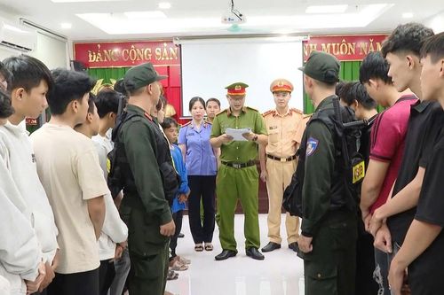 Khởi tố 21 'quái xế' lạng lách, đánh võng tại TP.HCM