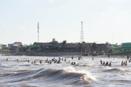 Nguy hiểm rình rập tại bãi tắm tự phát gần khu vực nhà thờ đổ ở Ninh Bình