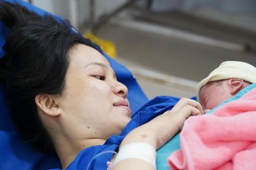 Bí quyết chăm sóc trẻ sơ sinh: Giữ ấm, bú mẹ sớm và phát hiện kịp thời dấu hiệu nguy hiểm