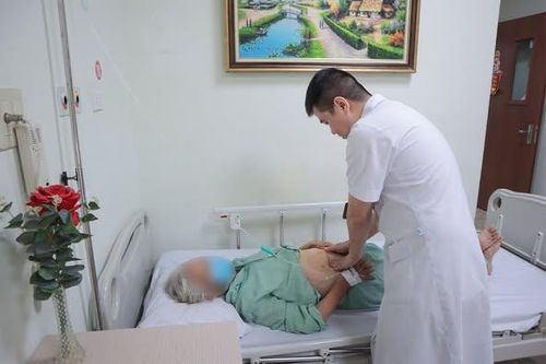 Đau âm ỉ hạ sườn phải, cụ bà 90 tuổi bất ngờ được phát hiện viêm túi mật cấp do sỏi