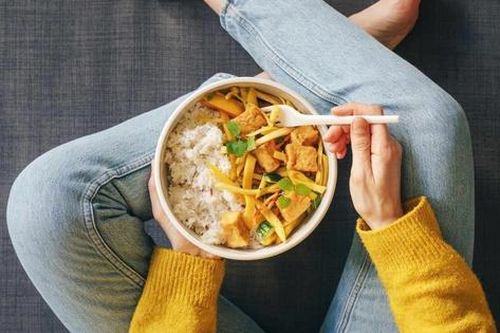 Ăn cơm trưa thế nào để không buồn ngủ và không tăng cân?