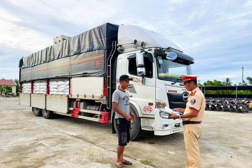 CSGT bắt giữ phương tiện vận chuyển 30 tấn đường không rõ nguồn gốc