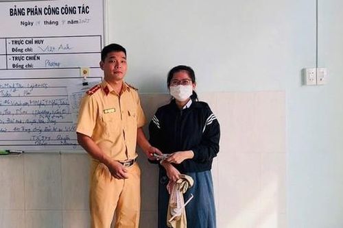 Nhận lại 50 triệu đồng đánh rơi, người phụ nữ viết thư cảm ơn CSGT