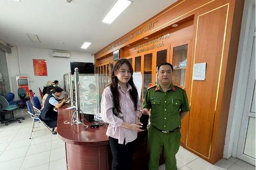 Công an phường Ngọc Hà trao trả tài sản đánh rơi cho người dân
