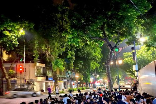 Người dân xếp hàng xuyên đêm săn vé concert 'Việt Nam trong tôi'