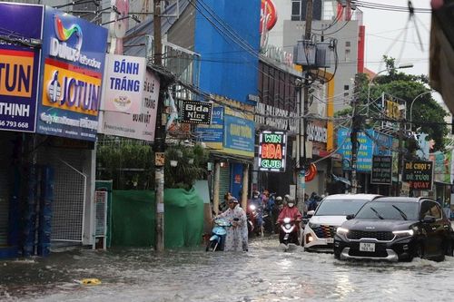 TP Hồ Chí Minh: Nhiều tuyến đường ngập sâu, người dân dắt xe lội nước đi làm