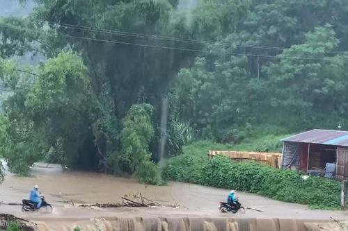 Mưa lớn ở Thái Nguyên gây lũ lụt, sạt lở