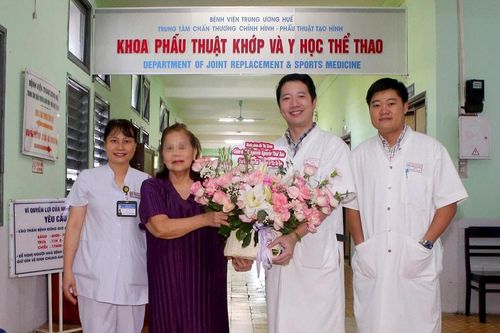 Bệnh viện Trung ương Huế lần đầu tiên thực hiện thay khớp gối bản lề