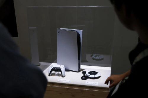 Máy game 5 năm tuổi của Sony tăng giá mạnh