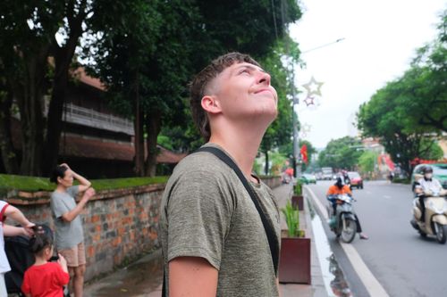 Khách Tây bất ngờ với màn trình diễn trực thăng trên bầu trời Hà Nội