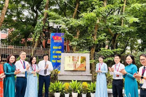 Phường Kim Liên gắn biển công trình Vườn hoa Đại học Thủy Lợi