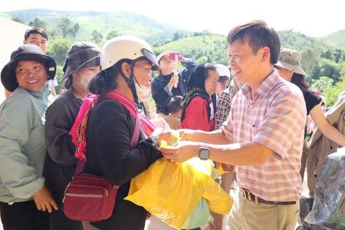 Ấm lòng phiên chợ 0 đồng của đồng bào Xơ Đăng