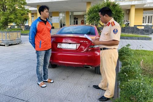 Xử lý thanh niên lái ô tô kéo theo xe tự chế để quay video đăng tiktok