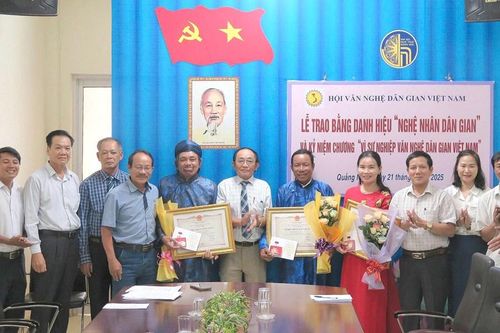 Trao danh hiệu Nghệ nhân dân gian cho 3 nghệ nhân lĩnh vực bài chòi