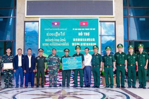 Hỗ trợ người dân bản Ta Lui khắc phục hậu quả hỏa hoạn