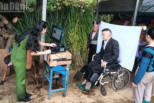 Vượt suối, băng rừng quyết tâm 'về đích' cấp đổi thẻ đảng viên