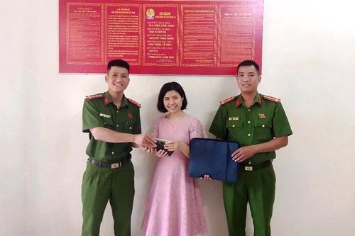 Công an Thanh Hóa giao trả tài sản cho người đánh rơi