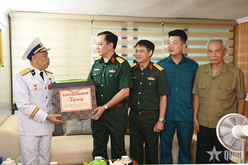 Bộ CHQS tỉnh Quảng Ninh thăm, tặng quà đối tượng chính sách trên địa bàn