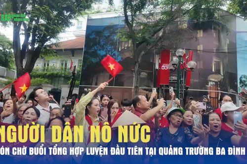 Người dân nô nức đón chờ buổi tổng hợp luyện đầu tiên tại Quảng trường Ba Đình