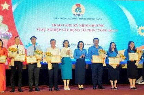 28 cá nhân nhận Kỷ niệm chương Vì sự nghiệp xây dựng tổ chức Công đoàn