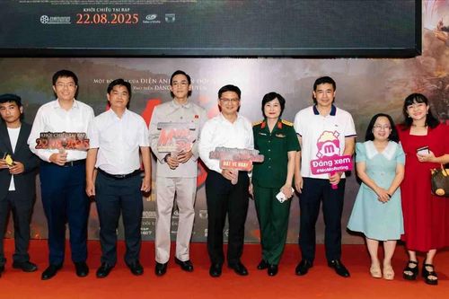 Dàn nghệ sĩ 'đội mưa' đến chúc mừng phim Mưa đỏ