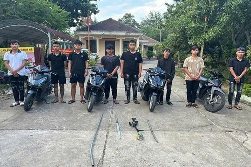 Nhóm thanh thiếu niên đi xe máy dùng 'hàng nóng' tấn công người đi đường