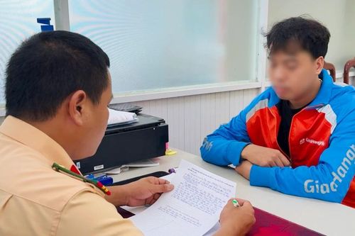 Xử phạt nam thanh niên lái xe mui trần kéo xe tự chế quay TikTok