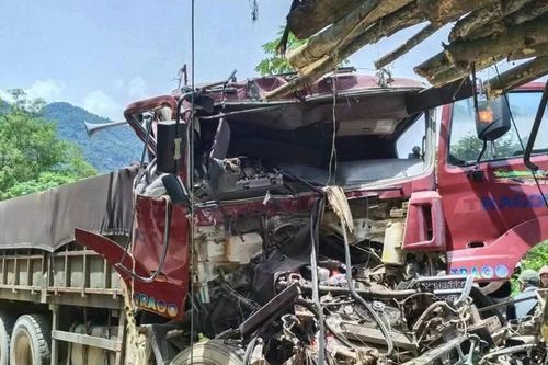 Xe đầu kéo biến dạng sau va chạm với ô tô tải