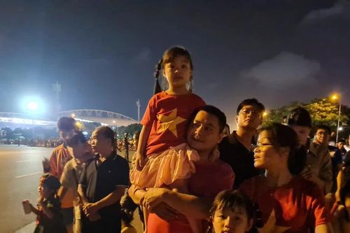 Ngàn người dân đón chào đoàn xe cơ giới tiến vào Trường đua F1 Mỹ Đình