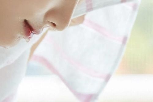 Rửa mặt bằng khăn có hại da không?
