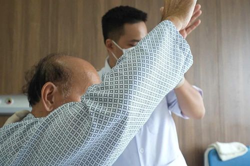 Kỳ tích giành lại sự sống cho cụ ông người nước ngoài ngưng tim 95 phút
