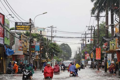 TPHCM mưa lớn từ sáng sớm, nhiều tuyến đường ngập nặng