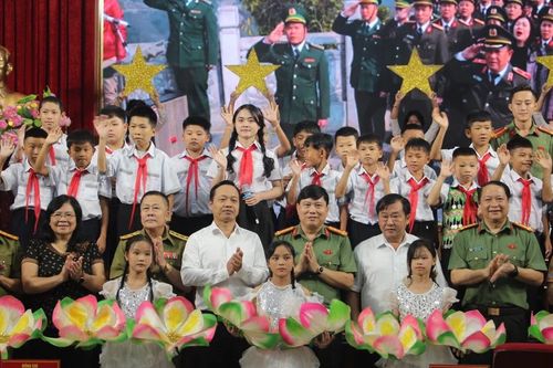 Điện Biên đón nhận 28 con nuôi và 12 lưu học sinh 6 tỉnh Bắc Lào