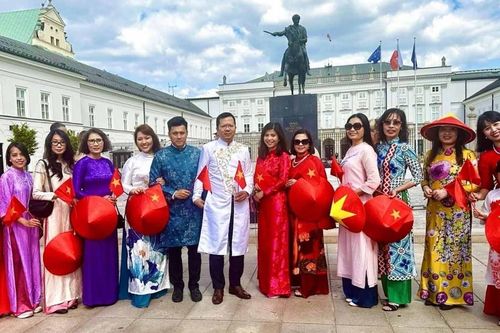 'Việt Phục bộ hành' tại Ba Lan: Niềm tự hào dân tộc lan tỏa nơi đất khách