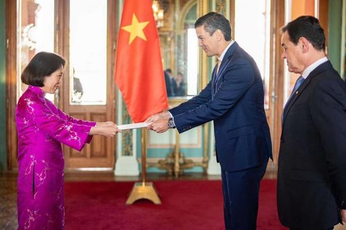 Đại sứ Ngô Minh Nguyệt trình Thư ủy nhiệm lên Tổng thống Paraguay
