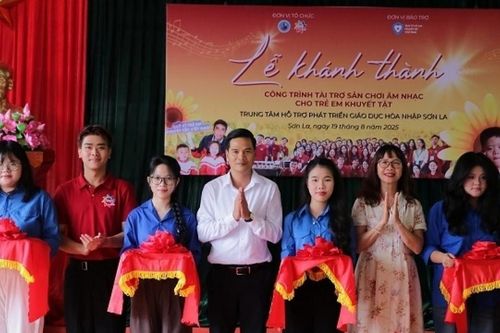 Du học sinh Việt tại Nga tặng sân chơi âm nhạc cho trẻ em khuyết tật tại Sơn La