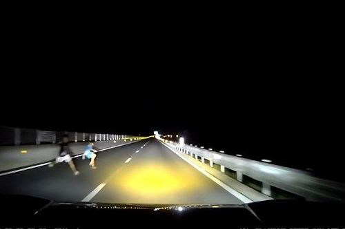 'Thót tim' cảnh hai người bất ngờ lao ra giữa cao tốc Vạn Ninh - Cam Lộ
