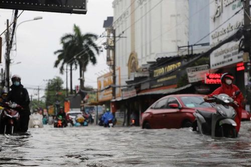 Mưa kéo dài, đường phố TPHCM, Đồng Nai ngập sâu, hàng loạt xe chết máy