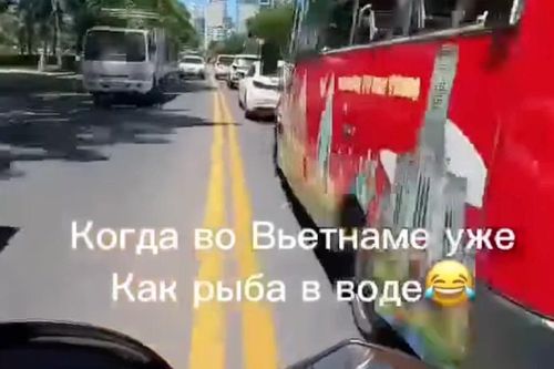 Người đàn ông ngoại quốc chạy xe lạng lách, đánh võng trên đường phố Nha Trang