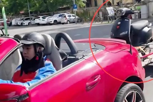 Công an làm việc với lái xe ô tô mui trần kéo xe tự chế 'diễu phố'