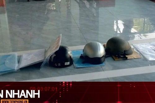 TIN NHANH: Tin mới vụ người dân 'xếp hàng' bằng mũ bảo hiểm ở trung tâm hành chính công
