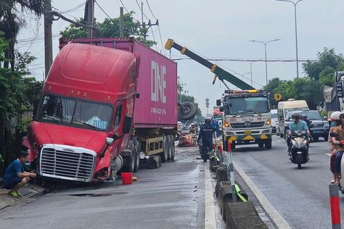 Tài xế buồn ngủ, container cày nát dải phân cách ở Củ Chi