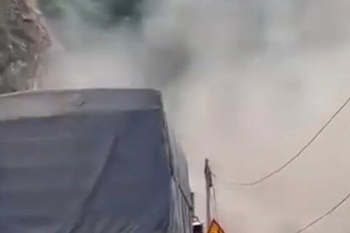 Núi sạt lở xuống quốc lộ, người dân Sơn La hoảng loạn tháo chạy