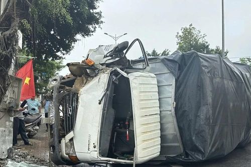 Tránh xe máy, xe tải lao vào trụ điện rồi lật nhào