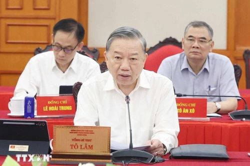 Bộ Chính trị cho ý kiến về đề án nhân sự Đại hội Đảng bộ Hà Nội, TPHCM