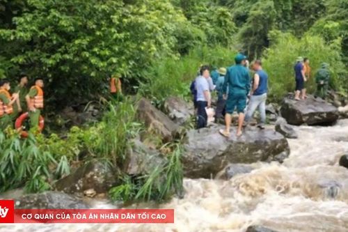 Tìm thấy thi thể bé gái bị lũ cuốn trôi