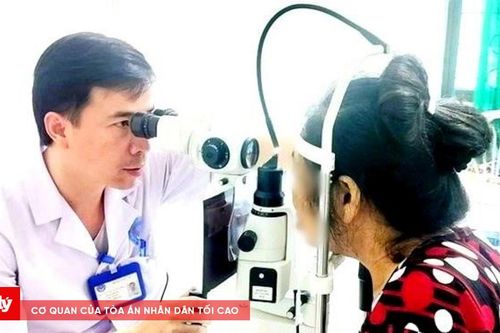 Dùng rượu ngâm hạt na gội đầu, người phụ nữ suýt hỏng mắt